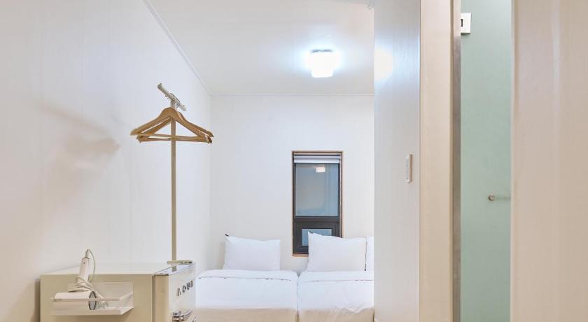 Image of Family Room 8