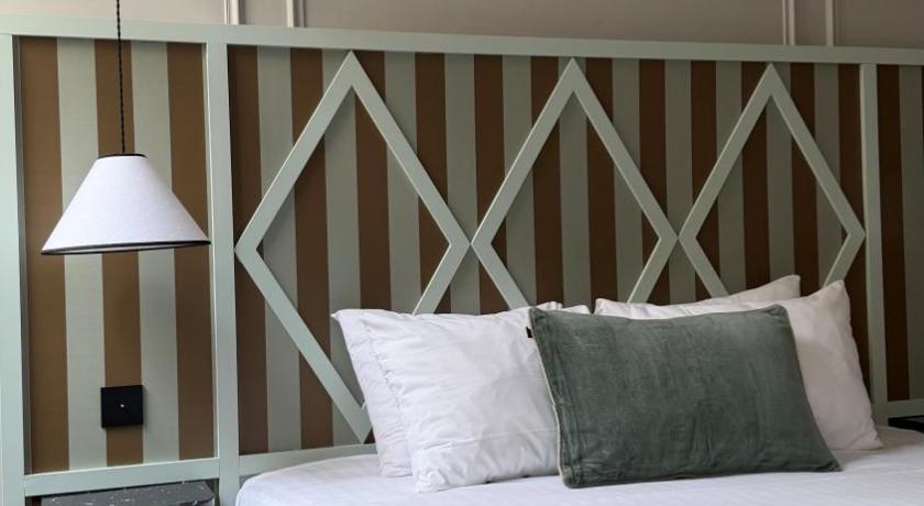 Image of Deluxe Double Room with Extra Bed 2