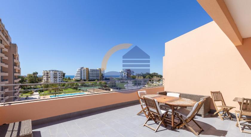 Image of Superior Three-Bedroom Apartment with Sea View 1