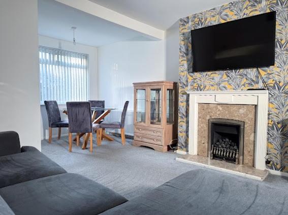 Contractor Friendly 3 Bedroom House Sleeps 5 with Free Parking