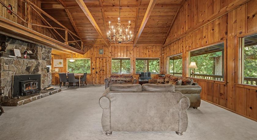 Mount Hood Village (OR) Crystal Creek Chalet - Meredith Lodging 4-Star Accommodation lobby