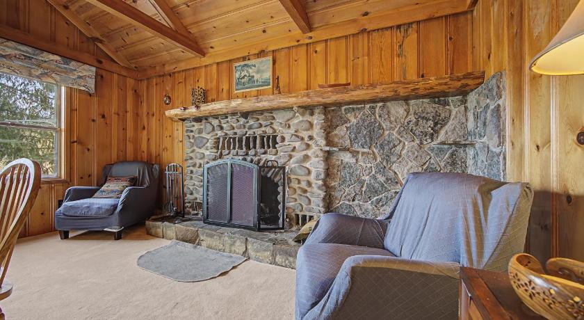 Mount Hood Village (OR) Crystal Creek Chalet - Meredith Lodging 4-Star Accommodation lobby