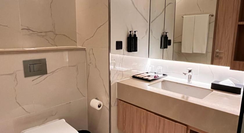 Image of Deluxe Room, City View, 1 King Bed 5