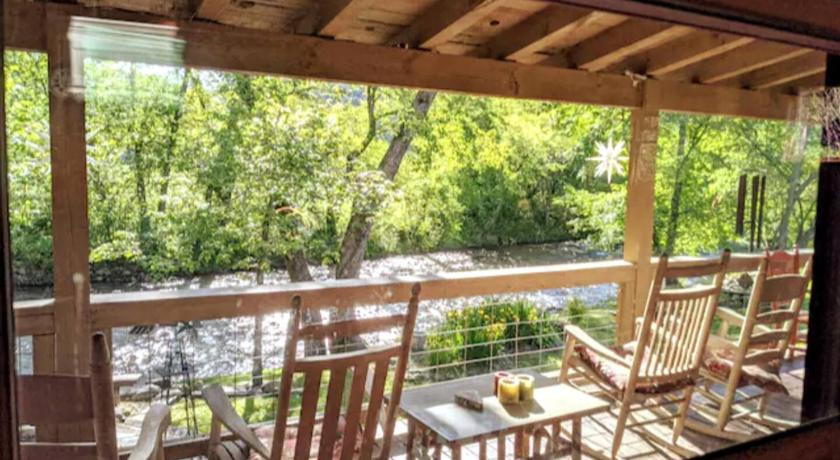 브리슨 시티 (NC) Water's Edge, Covered Porch, Deep Creek as your Backyard Haven, Hot Tub, Pool Table, Fire Pit, Close 5성급 숙소 객실