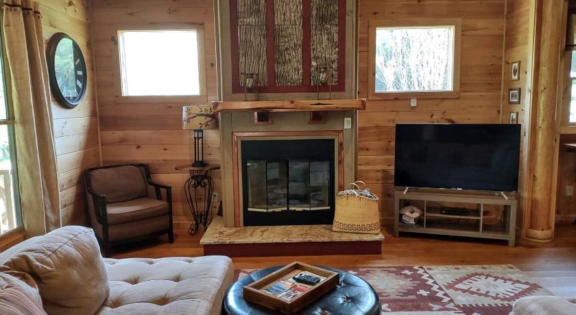 브리슨 시티 (NC) Water's Edge, Covered Porch, Deep Creek as your Backyard Haven, Hot Tub, Pool Table, Fire Pit, Close 5성급 숙소 수영장