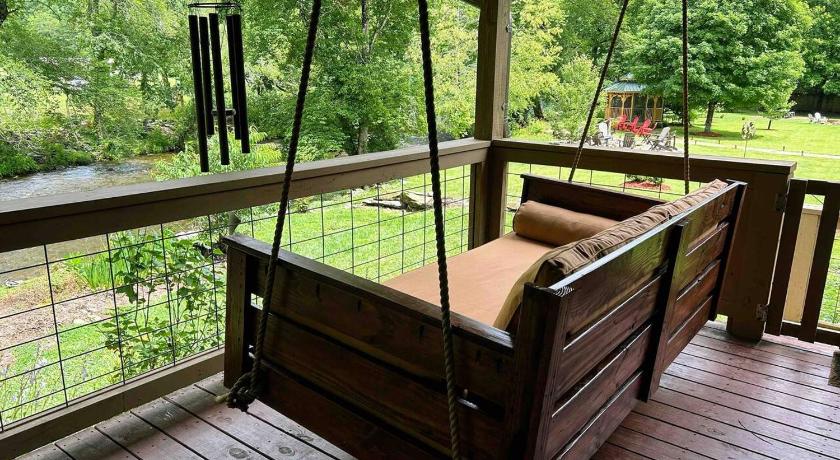 브리슨 시티 (NC) Water's Edge, Covered Porch, Deep Creek as your Backyard Haven, Hot Tub, Pool Table, Fire Pit, Close 5성급 숙소 수영장