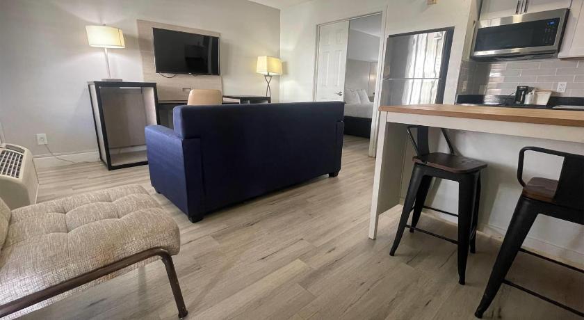 Zdjęcie: One-Bedroom King Suite - Mobility Accessible with Bathtub with Grab Bars/Non-Smoking 0