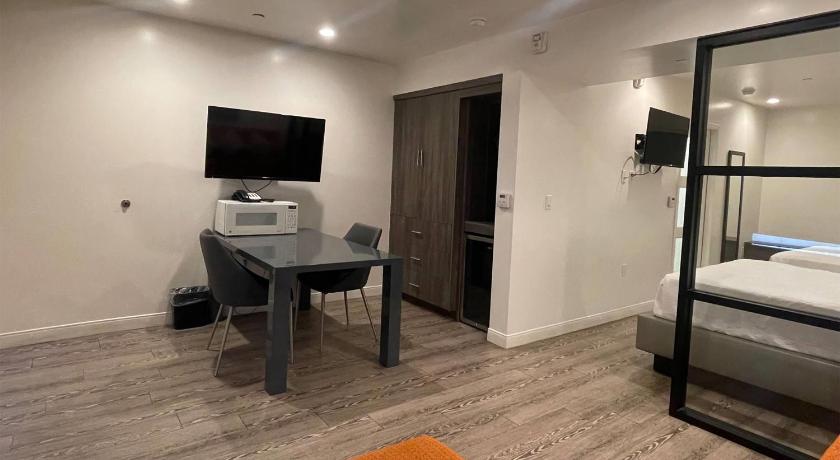 Zdjęcie: Apartament Deluxe z 2 łóżkami Queen – dla niepalących (2 Queen Beds, Deluxe Suite, Non-Smoking) 4