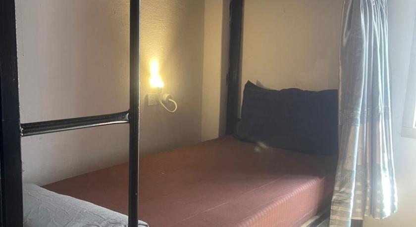 รูปของเตียงเดี่ยวในหอพักรวม 8 เตียง (Bed in 8 Bed Mixed Dormitory) 5