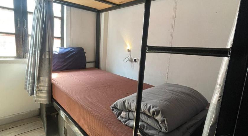 รูปของเตียงเดี่ยวในหอพักรวม 8 เตียง (Bed in 8 Bed Mixed Dormitory) 3