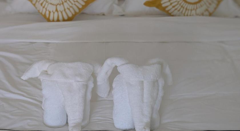 Image of Deluxe King Room 11