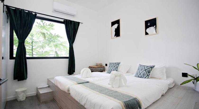 Image of Small Twin Room 0