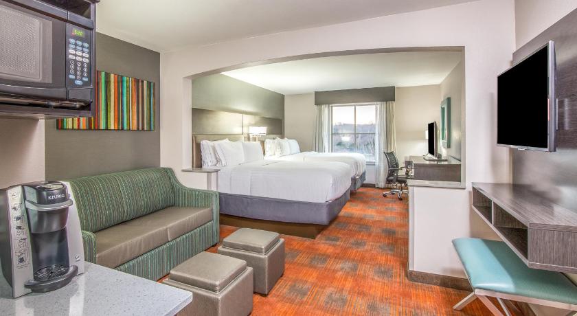 Holiday Inn Express & Suites Shawnee-Kansas City West