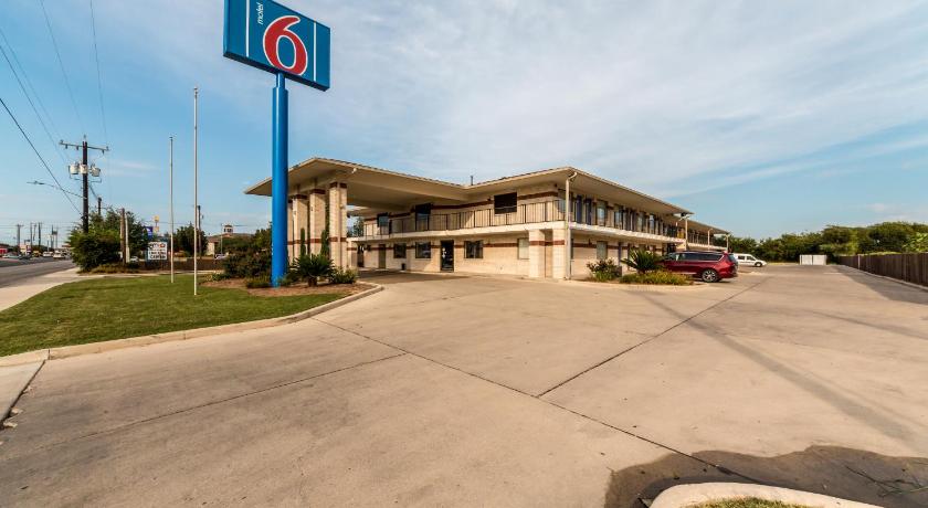 Motel 6-San Antonio, TX - South WW White Rd