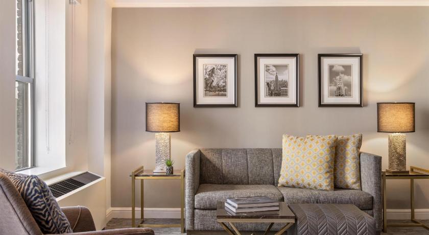 Image of 1 QUEEN 2 ROOM SUITE 3