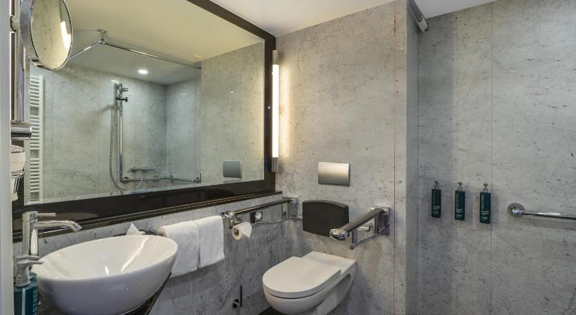 Zdjęcie: Pokój z łóżkiem typu king-size, przystosowany dla osób niepełnosprawnych (King Accessible Guest Room) 2