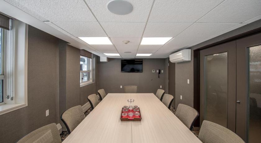 Coast Calgary Downtown Hotel & Suites by APA