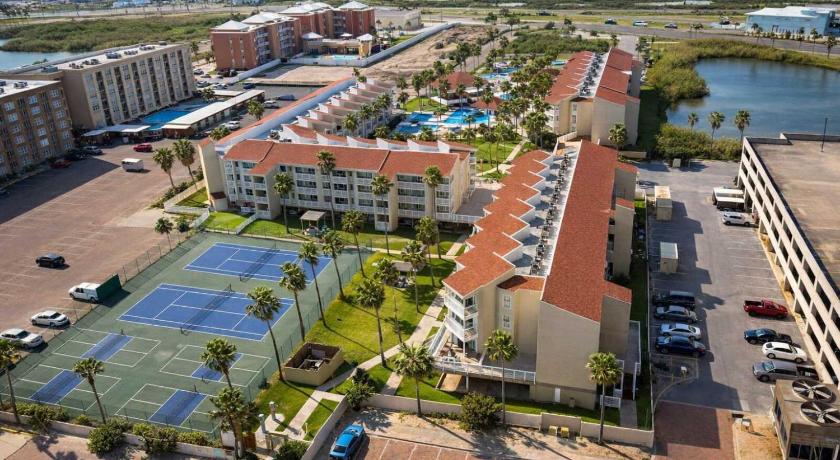 Fresh & Bright 1BR Condo - Pool View & Steps to Beach