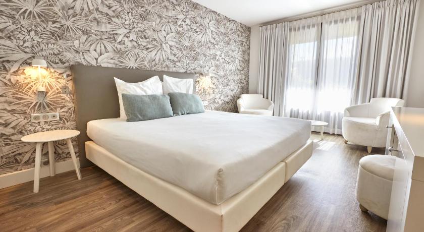 Image of Superior room with Garden View and Balcony 0