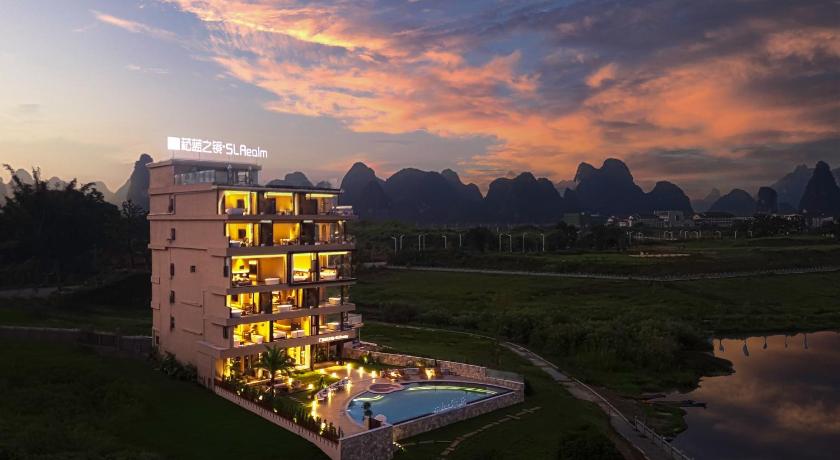 陽朔 Yangshuo Riverscape Retreat beside the Yulong River & swimming pool ホテル レストラン