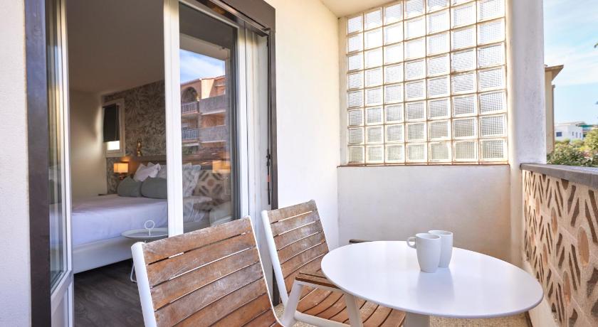 Image of Triple Room with Garden View and Balcony 4