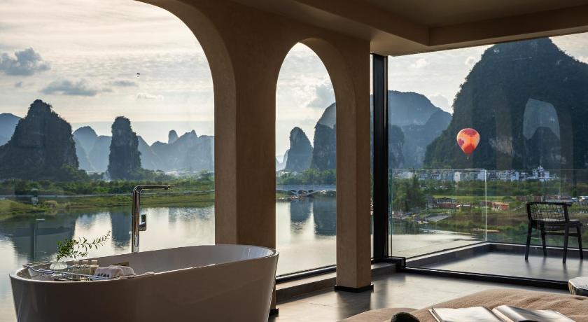 陽朔 Yangshuo Riverscape Retreat beside the Yulong River & swimming pool ホテル スイート