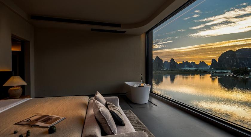 陽朔 Yangshuo Riverscape Retreat beside the Yulong River & swimming pool ホテル 客室