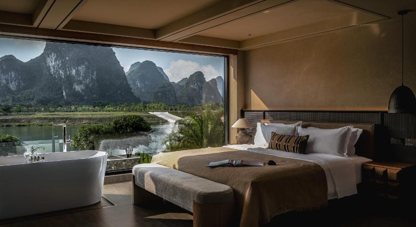 陽朔 Yangshuo Riverscape Retreat beside the Yulong River & swimming pool ホテル スイート