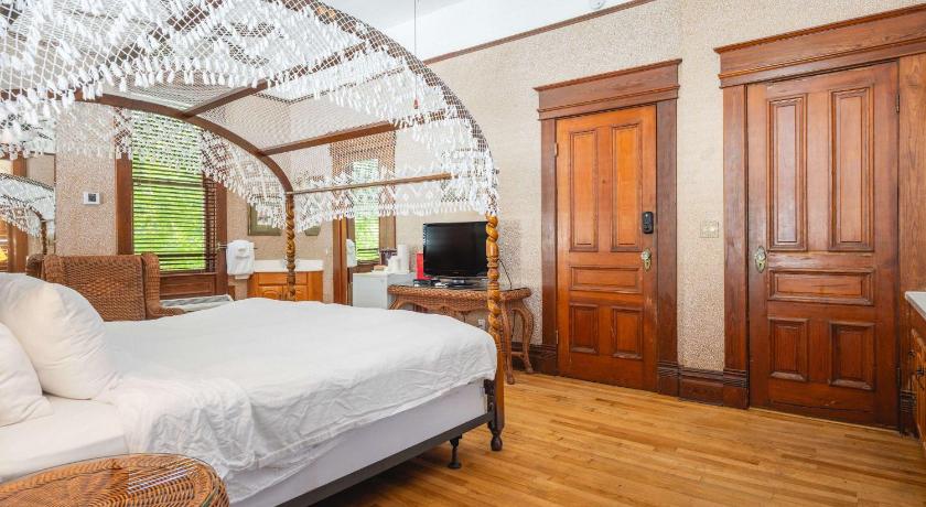Key West Deluxe King - Curry Mansion with Pool! 2-Star Accommodation room