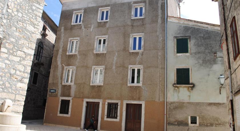 Rooms Piazzetta — Hotel in Cres
