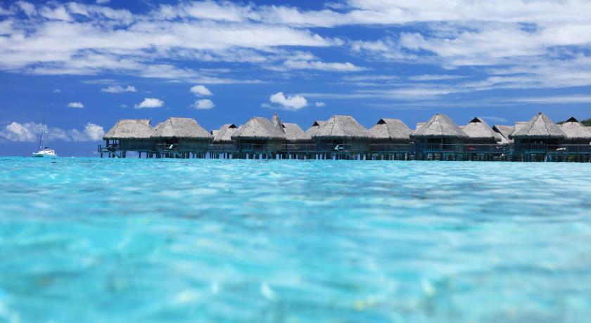 Imagine din Luxury Overwater Villa 2