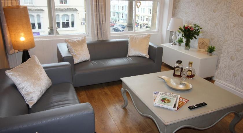 Cornerhouse Apartments 3 Sleeps 7