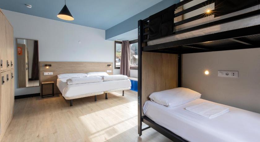 صورة غرفة رباعية مع حمام خاص (Quadruple Room with Private Bathroom) 1