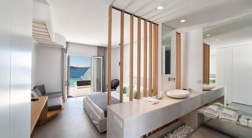 รูปของSuperior Suite with Private Pool and Sea View 0