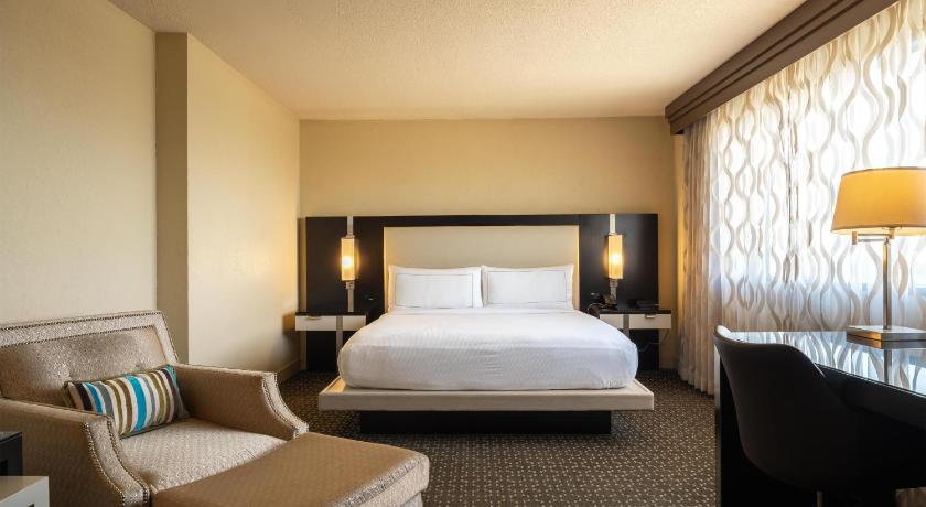 Image of 1 King Bed Alcove Suite-Nonsmoking 0