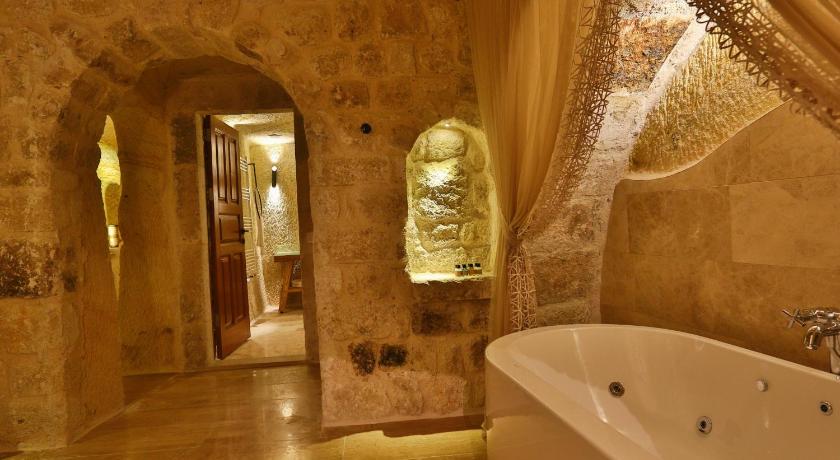 Acropolis Cave Suite - main image