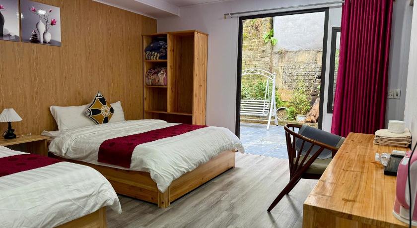 Image of Family Room with Garden View 1