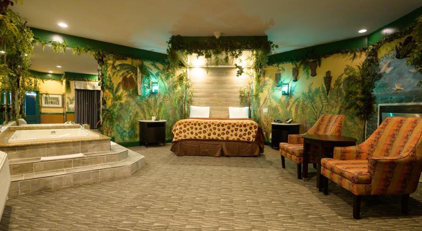 Bensalem Inn of the Dove at Bensalem 2-Star Accommodation pool