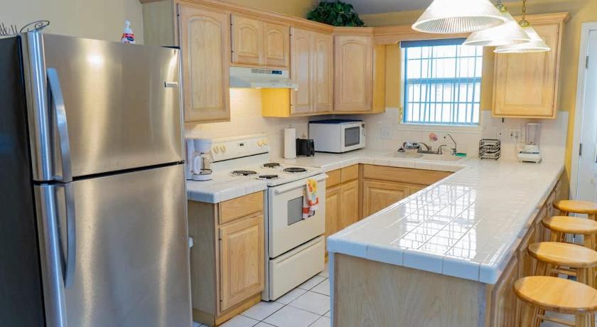 BBQ ok - Ground Floor Duplex 1/2 block to Beach