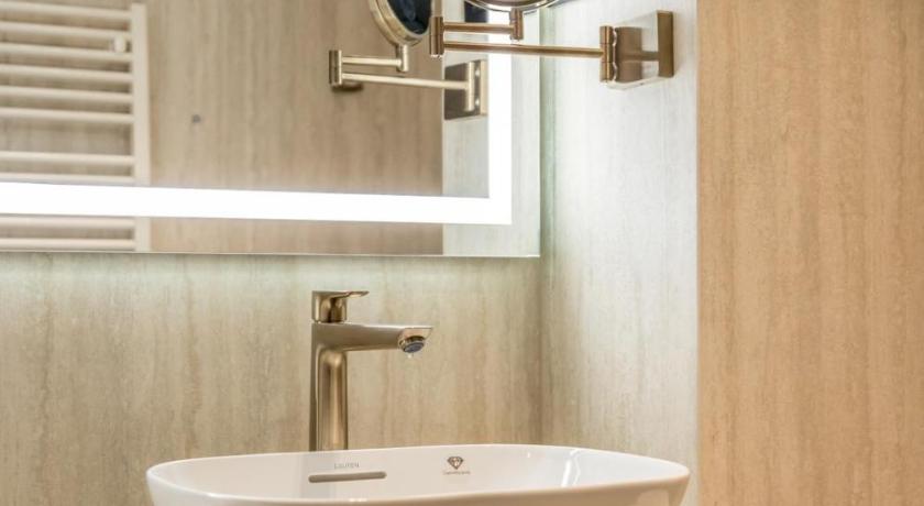 Image of Luxury Suite with Balcony and Jacuzzi 8