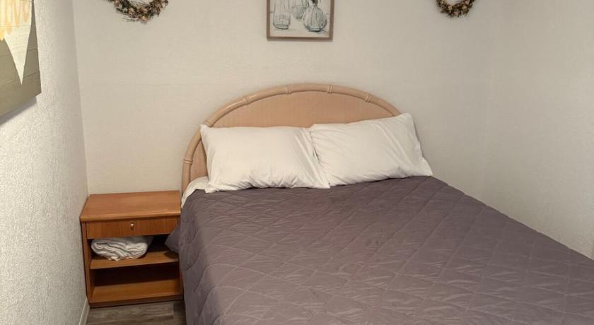 Ellenton (FL) Welcome to Highland Shore 2-Star Accommodation lobby