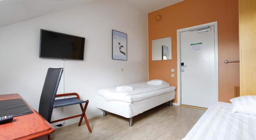 Image of Standard Twin Room with Shared Bathroom 3