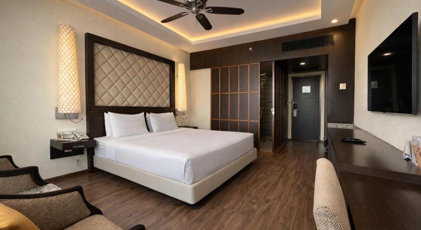 Image of Deluxe Room King Bed City View 1