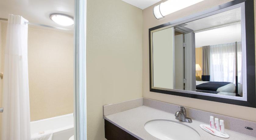 Days Inn By Wyndham Charleston Historic District Hotel Charleston