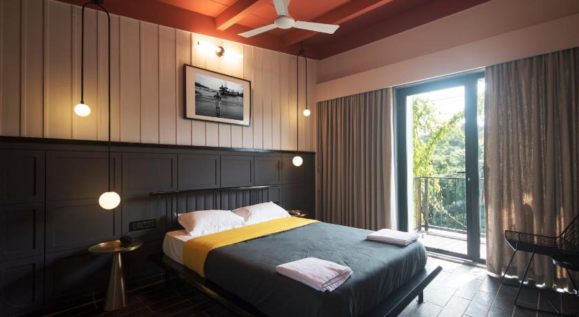 Queen Room with Pool View