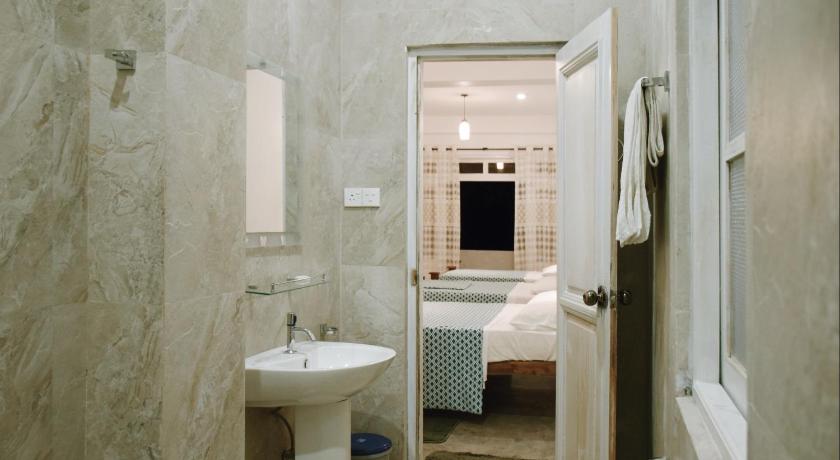 a bathroom with a sink, toilet and bathtub, Queensark in Nuwara Eliya