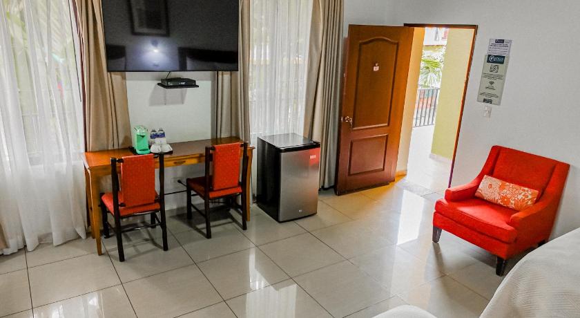 Immagine di Camera Deluxe con 2 Letti Matrimoniali (Deluxe Double Room with Two Double Beds) 7