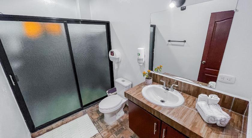 Immagine di Camera Deluxe con 2 Letti Matrimoniali (Deluxe Double Room with Two Double Beds) 2