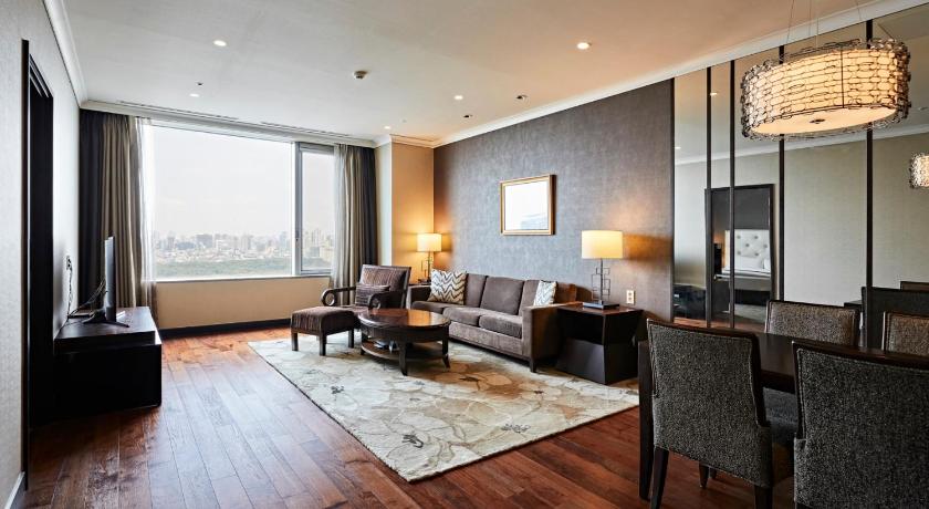 Image of [Moet Tonight PKG] 2-Bedroom Superior&nbsp;with&nbsp;1 bottle of Moet Chandon Champagne + Taste Box 2