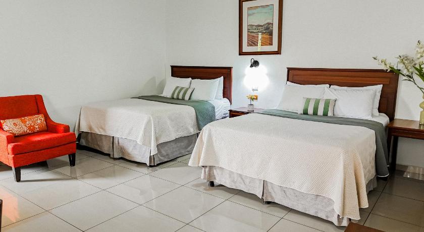 Immagine di Camera Deluxe con 2 Letti Matrimoniali (Deluxe Double Room with Two Double Beds) 4